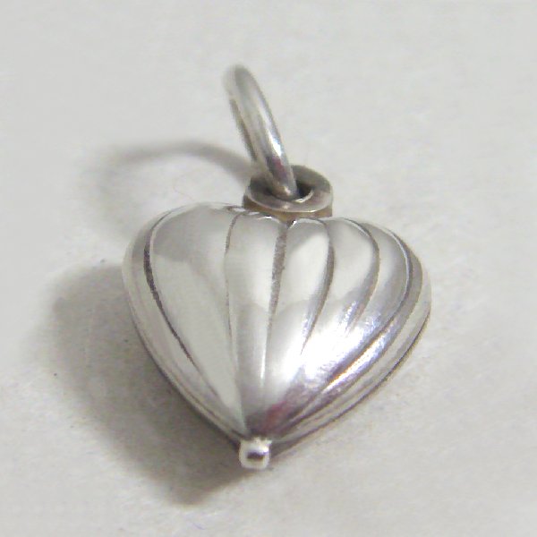 (p1571)Inflated silver pendant, motif stripped heart.